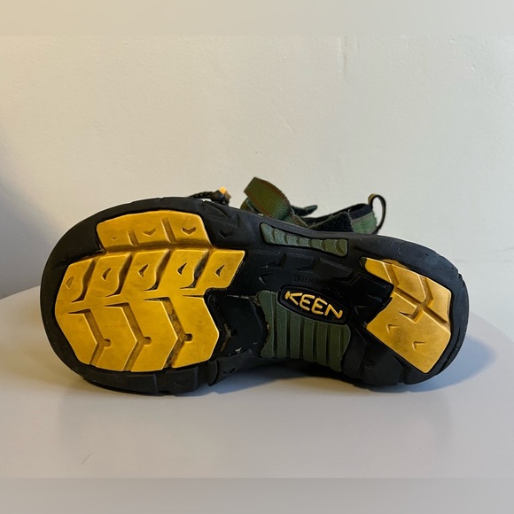 Keen Water Shoes Sandals, Dark Forest Green. Youth Size 3 - Picture 5 of 7